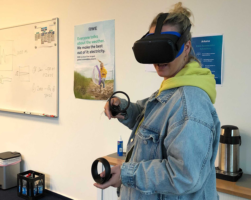 Das Bild zeigt eine Expertin von RWE Reneables beim testen des MARLA Prototypen mit der Oculus Quest VR-Brille.